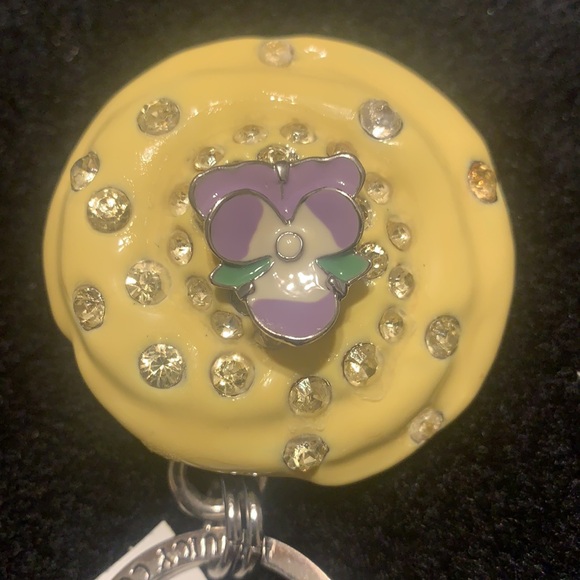 JUICY COUTURE CUPCAKE KEYCHAIN YELLOW SILVER NEW - Picture 14 of 16